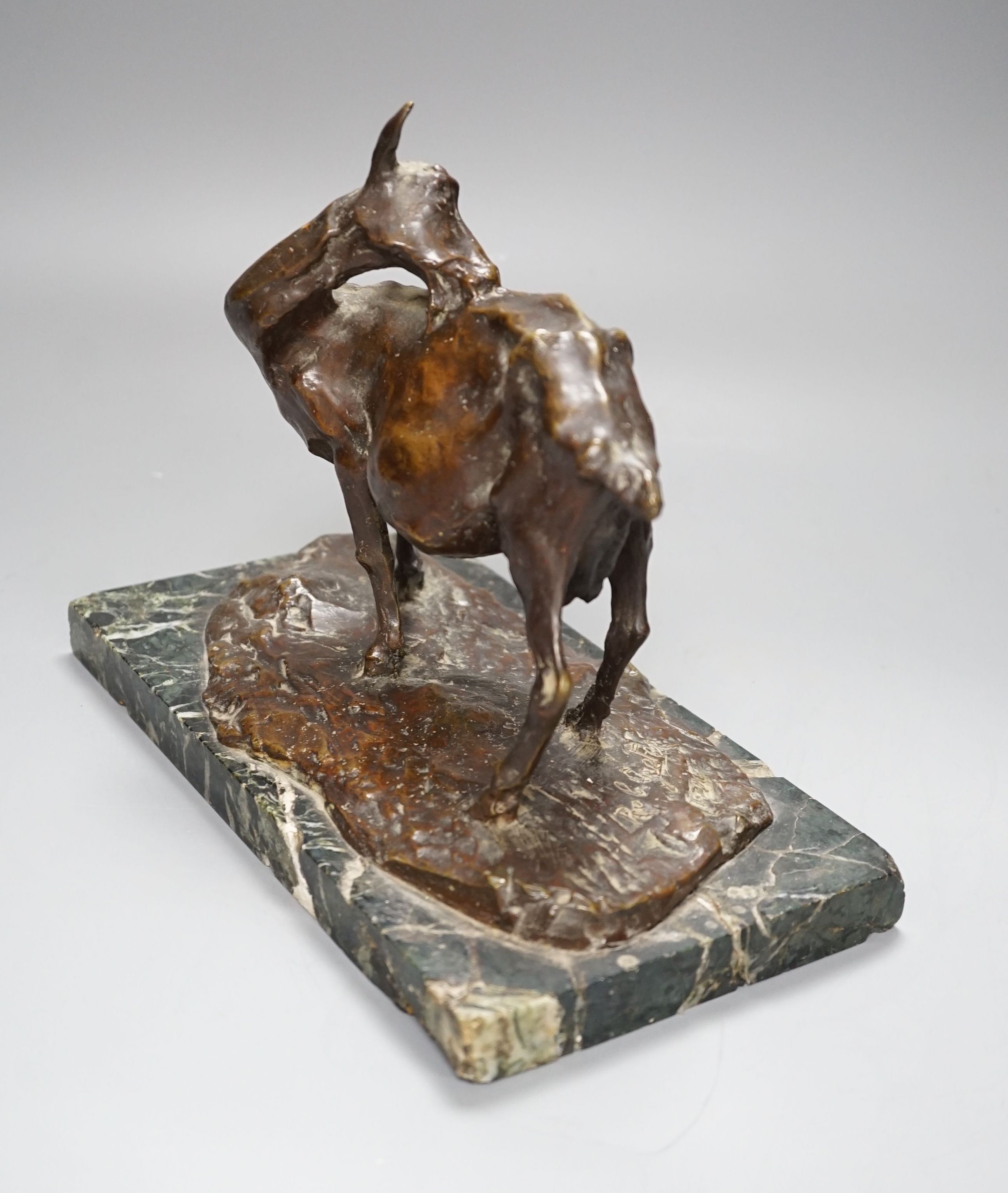 A bronze sculpture depicting a goat, on marble base by Robert Greter, dated 1910 - 20cm high